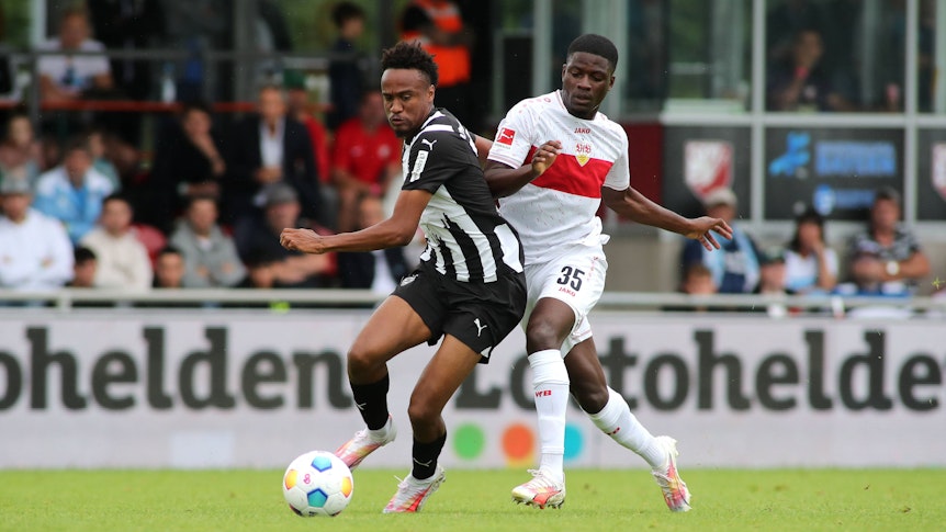 Nathan Ngoumou von Borussia Mönchengladbach (l.) im Testspiel am 29. Juli 2023 beim Turnier in Heimstetten im Laufduell mit Clinton Mola vom VfB Stuttgart.