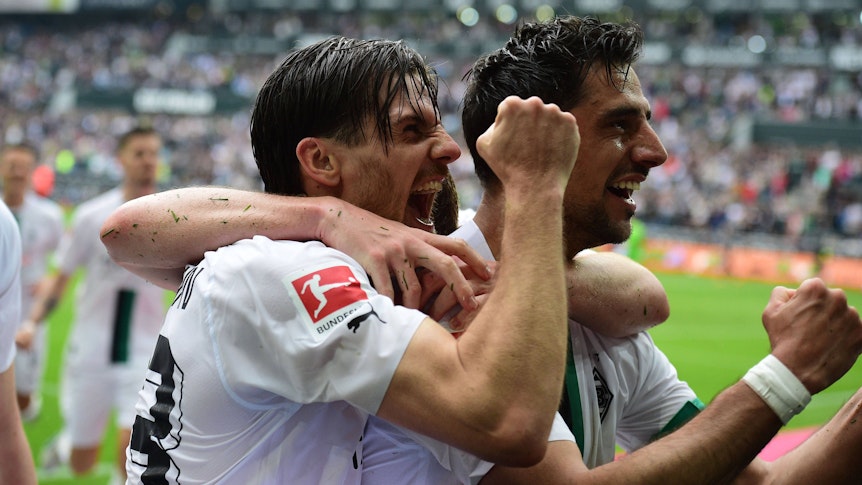 Jonas Hofmann (l.) und Lars Stindl bejubeln am 6. Mai 2023 ein Tor von Borussia Mönchengladbach gegen den VfL Bochum vor der Nordkurve.