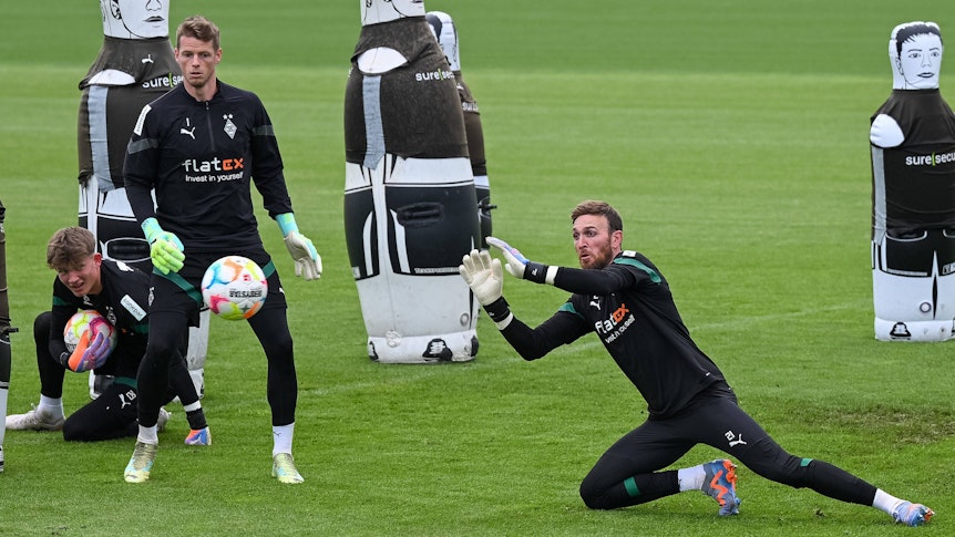 Jonas Omlin (M.) und Tobias Sippel (r.) absolvieren gemeinsam mit Nachwuchs-Keeper Florian Dimmer eine Torhüter-Einheit am 11. Mai 2023.