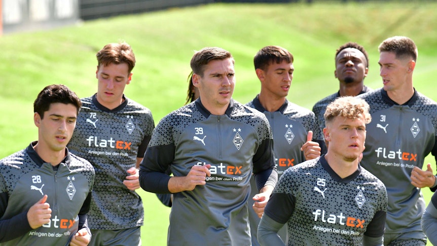 Maximilian Wöber (M.) am 1. August 2023 bei seinem ersten Training für Borussia Mönchengladbach.