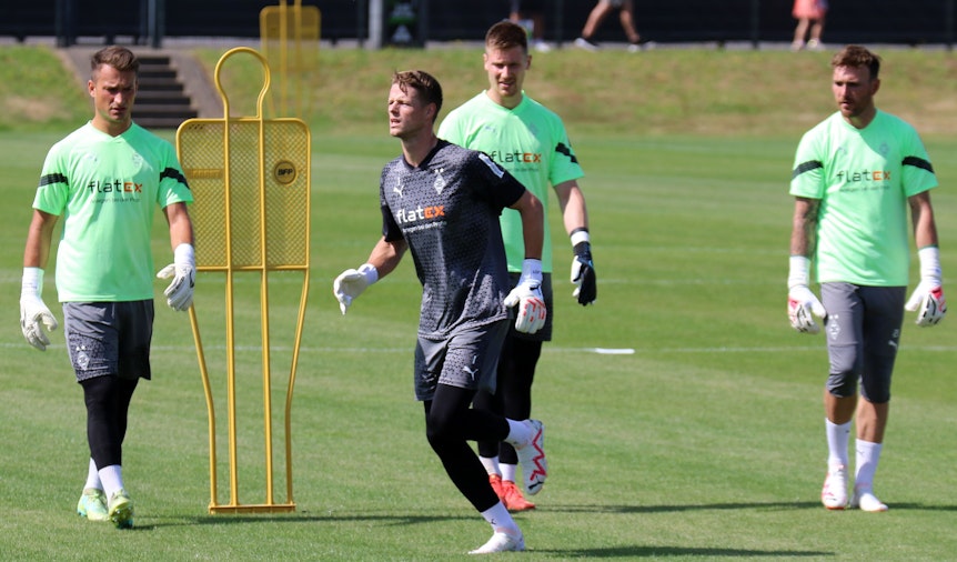 Die Torwartgruppe von Borussia Mönchengladbach beim Training am 11. Juli 2023. Zu sehen sind Max Brüll, Jonas Omlin, Moritz Nicolas und Tobias Sippel (v. l. n. r.).