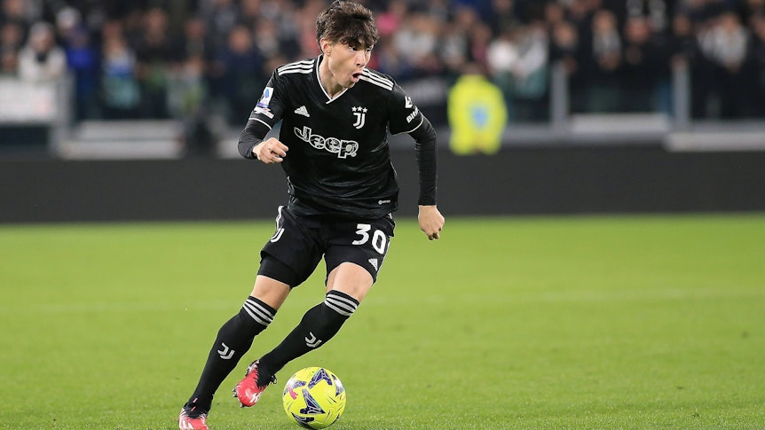 Matias Soulé geht am 12. März 2023 beim Spiel von Juventus gegen Sampdoria ins Dribbling.