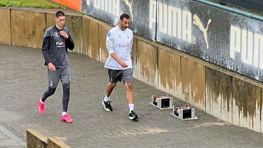 Tomas Cvancara (l.), Stürmer von Borussia Mönchengladbach, verlässt am Mittwoch (2. August 2023) gemeinsam mit Athletiktrainer Alexander Mouhcine den Trainingsplatz im Borussia-Park.