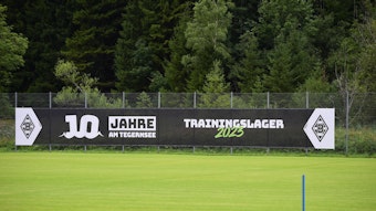 So grün wie hier am 24. Juli 2023 sieht die Rasenfläche im Stadion am Birkenmoos in Rottach-Egern am Tegernsee nicht mehr aus! Sie muss nach den Trainingslagern des FC Bayern München und von Borussia Mönchengladbach runderneuert werden.