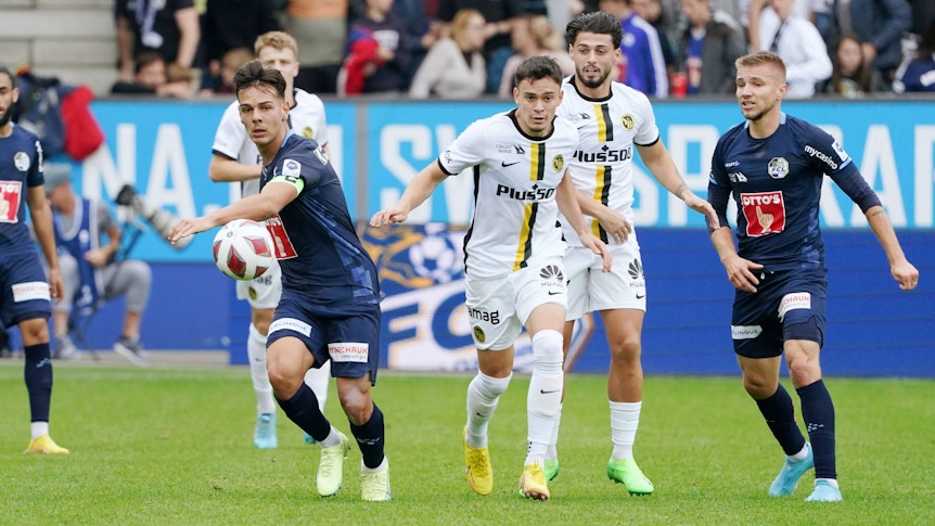 Ardon Jashari (l.) und Fabian Rieder kämpfen am 2. Oktober 2022 im Spiel von Luzern gegen die Young Boys Bern um den Ball.