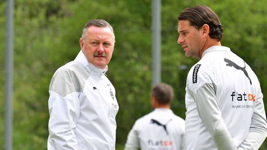 Roland Virkus (l.) und Gerardo Seoane unterhalten sich am 27. Juli 2023 im Trainingslager von Borussia Mönchengladbach.