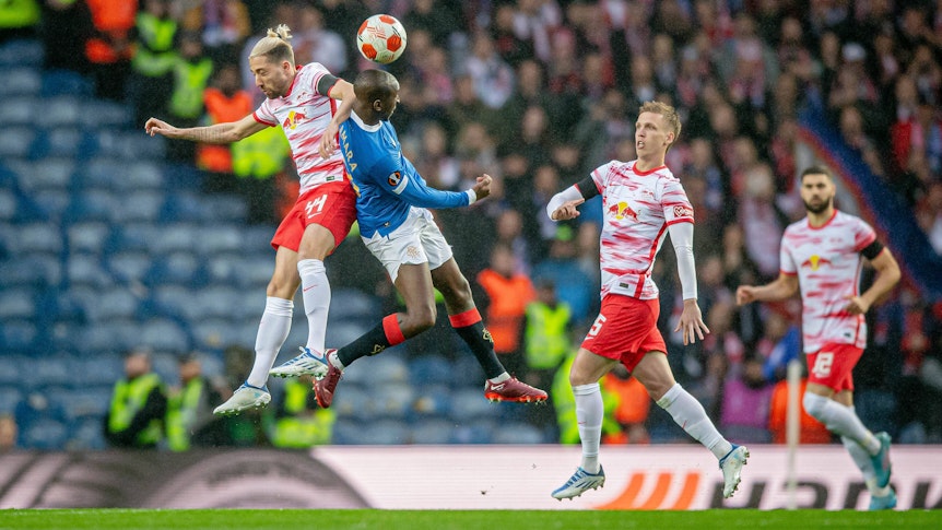 Kevin Kampl (l.) und Glen Kamara (in blau) kämpfen am 5. Mai 2022 um den Ball.