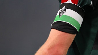 Symbolfoto: Die Kapitänsbinde von Fußball-Bundesligist Borussia Mönchengladbach am Arm eines Spielers. Dieses Foto stammt vom 9. April 2010. Zu sehen ist der linke Arm samt Binde eines Fohlen-Profis.