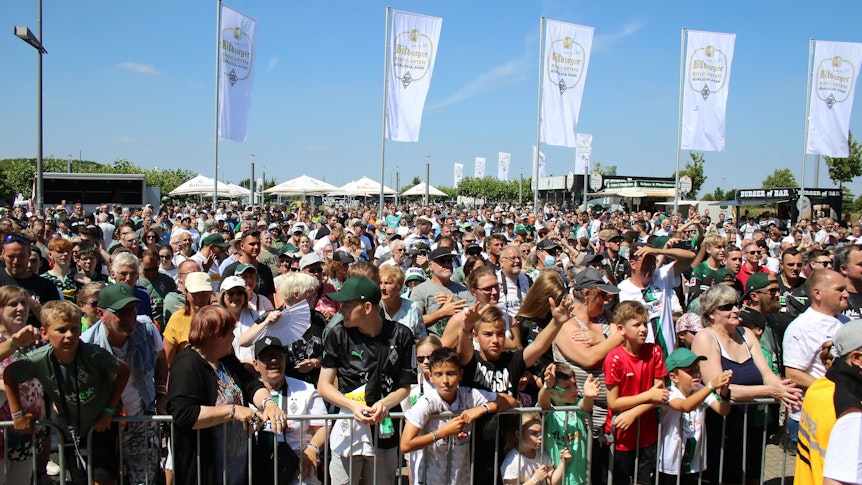 Am Samstag (5. August 2023) und Sonntag (6. August) findet bei Borussia Mönchengladbach das große Saisoneröffnungswochenende statt. Das Foto zeigt zahlreiche Fans vor der Bühne bei der Saisoneröffnung 2022.