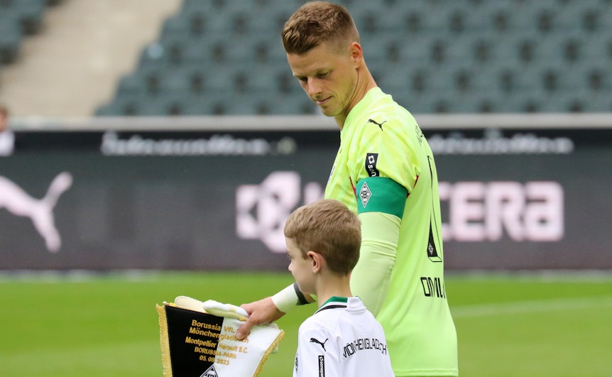 Gladbach-Kapitän und Torwart Jonas Omlin hat sich beim Testspiel der Borussia gegen Montpellier (5. August 2023) eine Blessur an der Schulter zugezogen. Auf diesem Foto läuft er auf das Spielfeld ein.