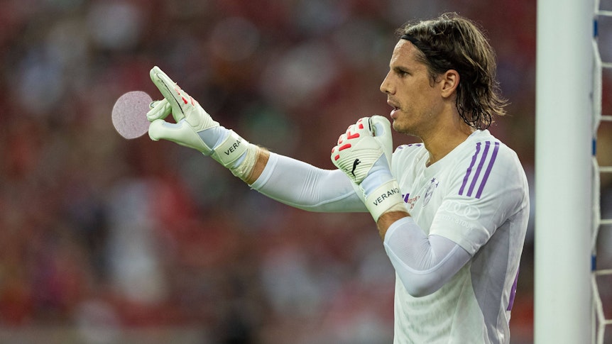 Yann Sommer, ehemals Keeper von Borussia Mönchengladbach und derzeit bei Bayern München unter Vertrag, könnte schon bald zu Inter Mailand wechseln. Das Foto zeigt ihn beim Freundschaftsspiel der Bayern gegen den FC Liverpool am 2. August 2023.