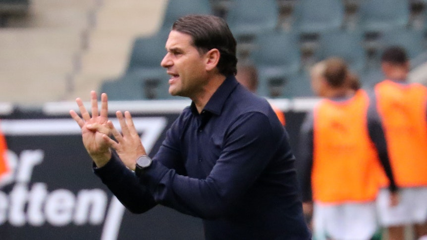 Gladbach-Trainer Gerardo Seoane, hier an der Seitenlinie während des Testspiels der Fohlen im Borussia-Park gegen Montpellier (5. August 2023) zu sehen. Der Schweizer gestikuliert.