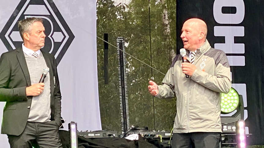 Die Gladbach-Geschäftsführer Stephan Schippers (r.) und Markus Aretz (l.), hier zu sehen auf der Hauptbühne während des Familienfestes am Sonntag (6. August 2023) im Borussia-Park.