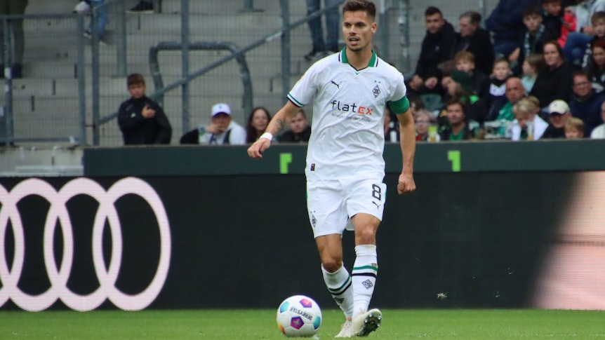 Julian Weigl führte das Team von Borussia Mönchengladbach am Samstag (5. August 2023) beim Testspiel gegen HSC Montpellier zeitweise als Kapitän an.