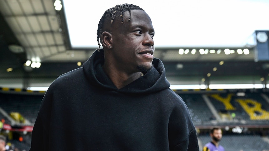 Denis Zakaria, ehemals Spieler von Borussia Mönchengladbach, hier am 4. Juni 2023 beim Besuch eines Pokalspiels zwischen BSC Young Boys Bern und FC Lugano, lächelnd zur Seite schauend.