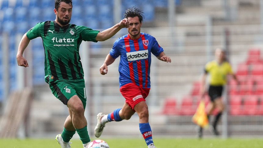 Amin Younes (l.) am 6. August 2023 beim Testspiel der U23 von Borussia Mönchengladbach gegen den KFC Uerdingen.