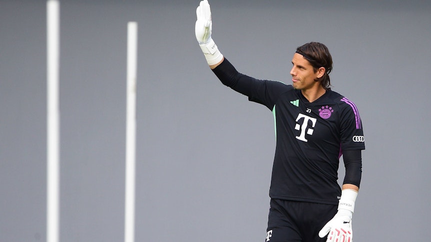 Yann Sommer, Ex-Keeper von Borussia Mönchengladbach, hier am 1. August 2023 beim Spiel zwischen Bayern München und dem FC Liverpool in Singapur, winkt in die Masse.