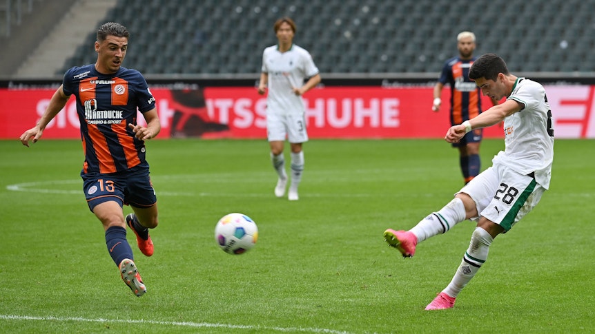 Grant-Leon Ranos (r.) trifft im Testspiel gegen den HSC Montpellier am 5. August 2023 zum zwischenzeitlichen 1:0 für Borussia Mönchengladbach.