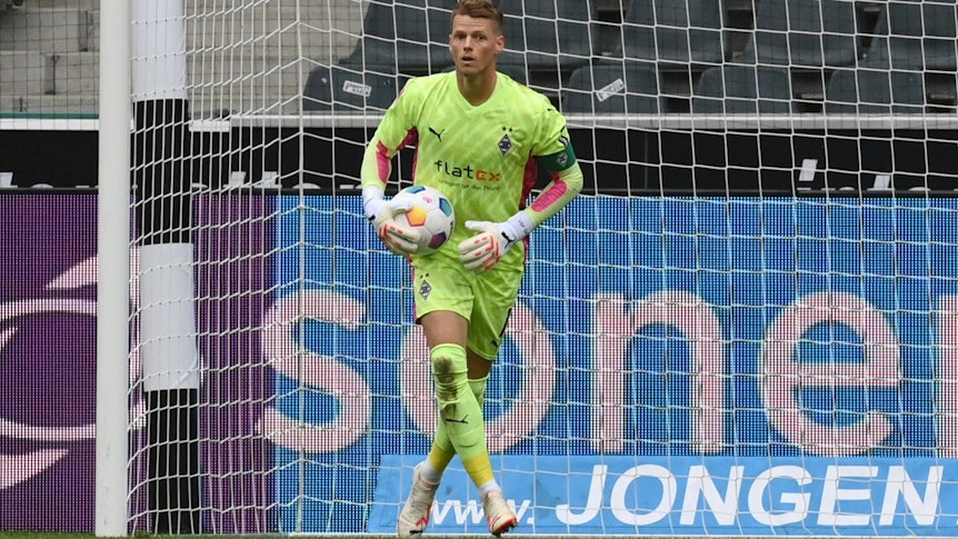 Torwart Jonas Omlin von Borussia Mönchengladbach führte am Samstag (5. August 2023) beim Testspiel gegen HSC Montpellier erstmals sein Team als Kapitän aufs Feld.