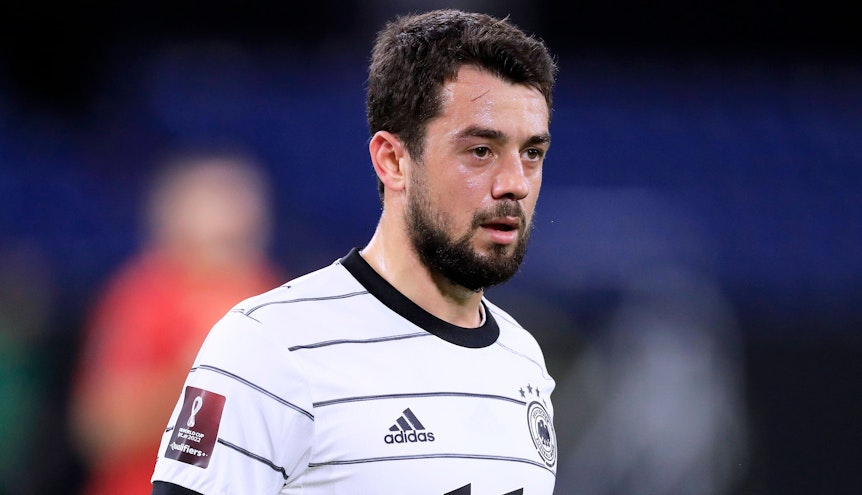 Amin Younes, hier zu sehen am 31. März 2023 im Trikot der deutschen Fußballnationalmannschaft in Duisburg. Younes schaut auf das Spielfeld.