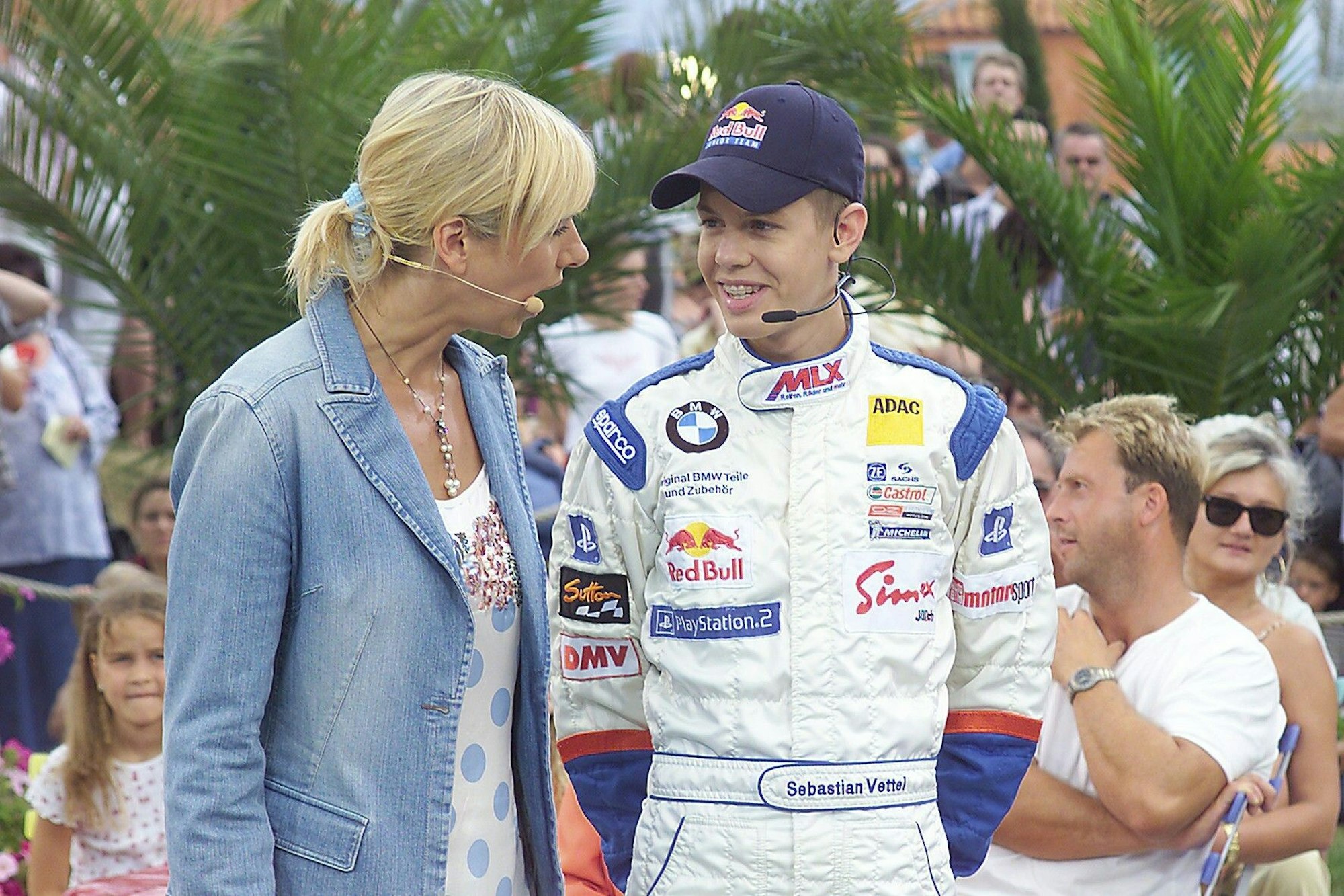 Das Handout vom 28.07.2003 zeigt Andrea Kiewel (l) während ihrer Moderation des ZDF-Fernsehgarten in Mainz im Gespräch mit dem damals 16-jährigen Rennfahrer Sebastian Vettel.