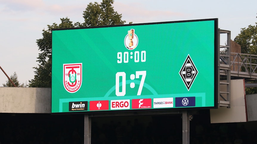 Die Anzeigetafel im Stadion an der Bremer Brücke in Osnabrück zeigt am 11. August 2023 den 0:7-Endstand des DFB-Pokal-Duells TuS Bersenbrück gegen Borussia Mönchengladbach.