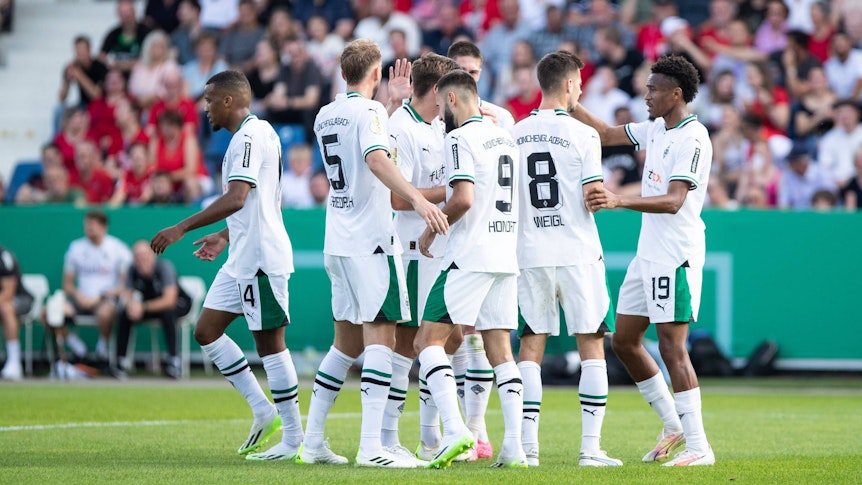 Das Team von Borussia Mönchengladbach bejubelt am 11. August 2023 einen Treffer im DFB-Pokalspiel gegen den TuS Bersenbrück.