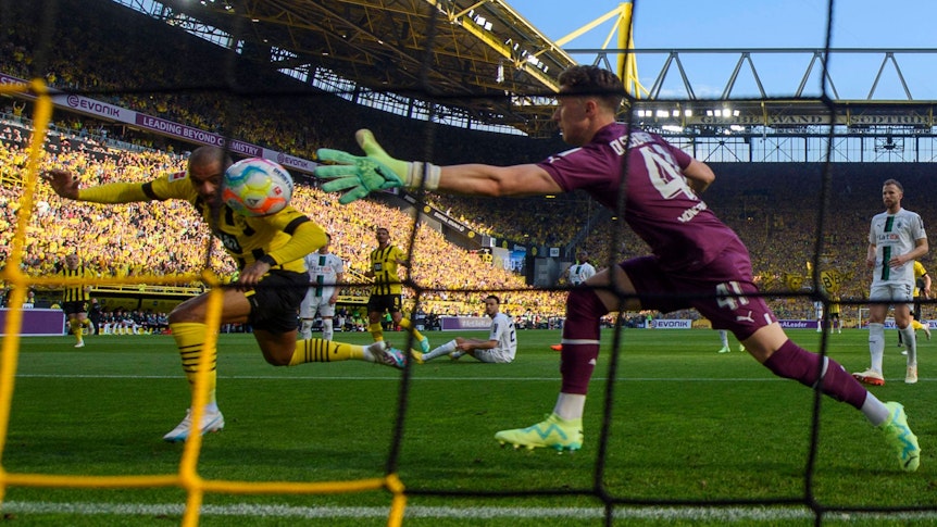 Jan Olschowsky (r.) versucht vergeblich, einen Kopfball von Donyell Malen am 13. Mai 2023 zu parieren. Das Foto zeigt den Torhüter von Borussia Mönchengladbach im Spiel bei Borussia Dortmund.