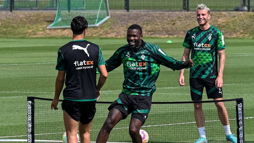 Ramy Bensebaini, Marcus Thuram und Jordan Beyer (v.l.n.r.) führen am 29. Juli 2022 eine Übung im Training von Borussia Mönchengladbach aus.