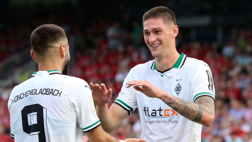 Tomas Cvancara (r.) und Franck Honorat bejubeln einen Treffer für Borussia Mönchengladbach im DFB-Pokalspiel beim TuS Bersenbrück am 11. August 2023.