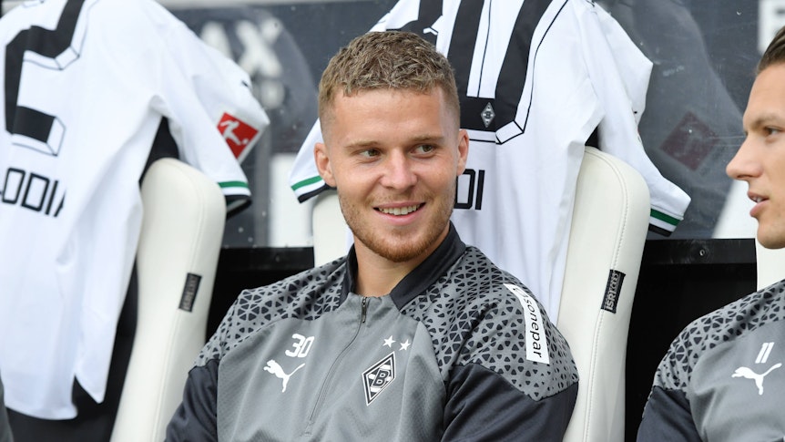 Nico Elvedi sitzt am 5. August 2023 im Rahmen des Testspiels von Borussia Mönchengladbach gegen Montpellier auf der Bank im Borussia-Park.
