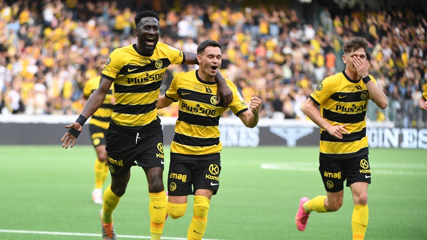 Fabian Rieder (M.) bejubelt am 5. August 2023 ein Tor mit seinem Teamkollegen der Young Boys Bern.