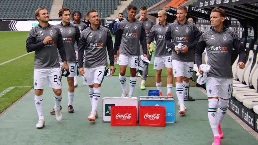 Die Ersatzspieler von Borussia Mönchengladbach gehen beim Testspiel gegen Montpellier am 5. August 2023 zur Borussia-Park-Ersatzbank.