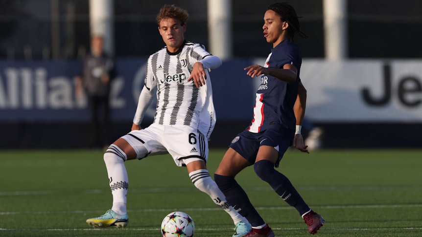 Giulio Doratiotto (l.) bei einem Youth-League-Spiel von Juventus gegen Paris-Saint Germain am 2. November 2022 im Zweikampf mit Ethan Mbappe, dem Bruder von Kylian Mbappe.