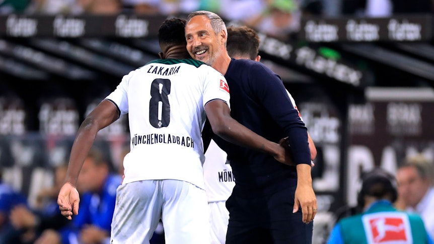 Adi Hütter (r.) und Denis Zakaria umarmen sich nach dem Bundesliga-Spiel von Borussia Mönchengladbach gegen Arminia Bielefeld am 12. September 2021.