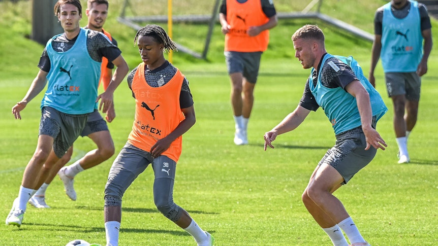 Nico Elvedi (r.) und Yvandro Borges Sanches beim Training von Borussia Mönchengladbach am 14. August 2023.