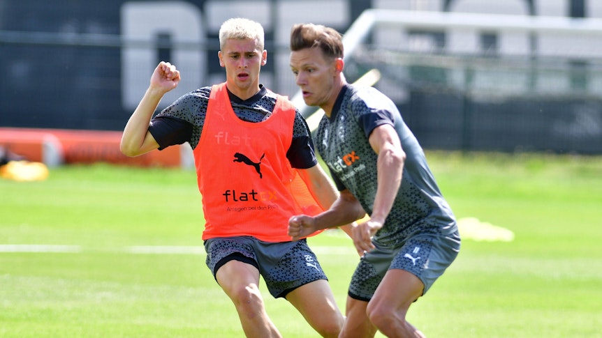 Hannes Wolf (r.) beim Training von Borussia Mönchengladbach am 12. Juli 2023 im Zweikampf mit Oscar Fraulo.