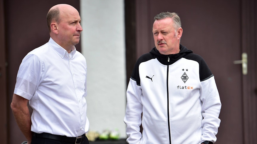 Roland Virkus (r.) und Stephan Schippers, hier am 25. Juli 2023, unterhalten sich im Gladbach-Trainingslager.