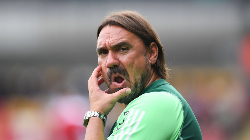 Daniel Farke schaut am 22. Juli 2023 bei einem Testspiel von Leeds United nach links.