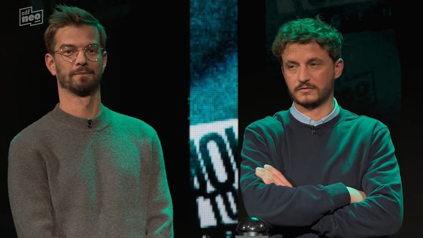 Fans von Borussia Mönchengladbach unter sich: Joko Winterscheidt (l.) und Tommi Schmitt bei der ZDF-Sendung Studio Schmitt am 24. November 2022.
