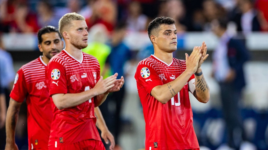 Nico Elvedi (M.), Ricardo Rodríguez (l.) und Granit Xhaka beklatschen die Unterstützung der Fans der Schweizer Nationalmannschaft am 19. Juni 2023.