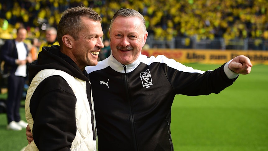 Vor dem Spiel von Borussia Mönchengladbach bei Borussia Dortmund am 13. Mai 2023 unterhält sich Roland Virkus (r.) mit Lothar Matthäus.