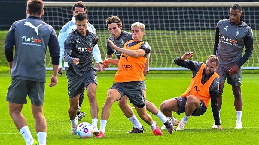 Oscar Fraulo (4.v.l.) kämpft im Training von Borussia Mönchengladbach unter anderem mit Julian Weigl (2.v.l.) und Rocco Reitz (3.v.l.) um den Ball.