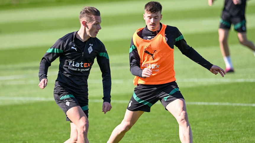 Hannes Wolf (l.) und Semir Telalovic kämpfen im Training von Borussia Mönchengladbach am 19. April 2023 um den Ball.