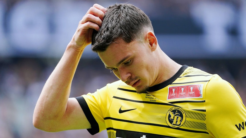 Fabian Rieder fasst sich am 4. Juni 2023 im Trikot von Young Boys Bern an den Kopf.