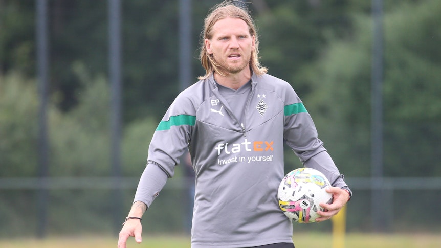 Eugen Polanski hält vor einem Testspiel von Borussia Mönchengladbach am 1. Juli 2023 einen Fußball in der linken Hand.