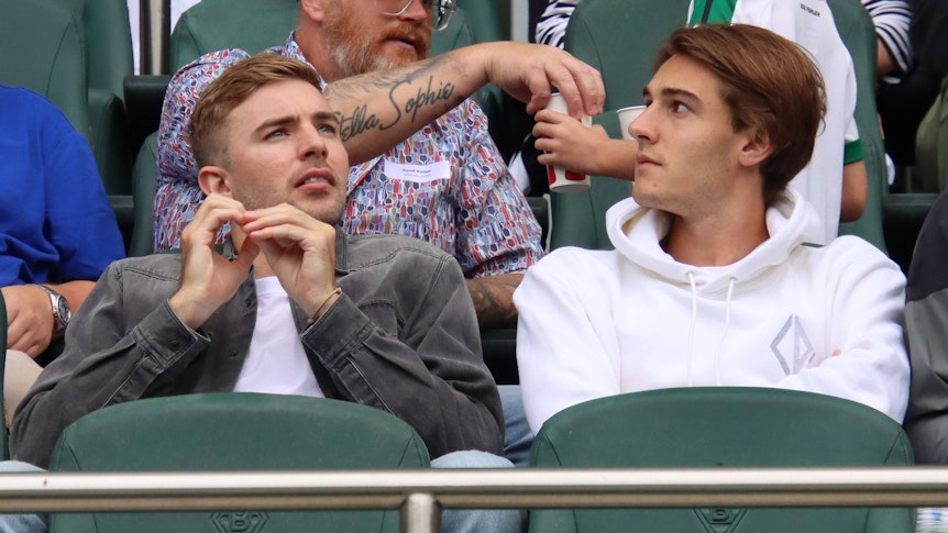 Christoph Kramer (l.) und Florian Neuhaus sitzen bei einem Testspiel am 5. August 2023 auf der Tribüne im Borussia-Park