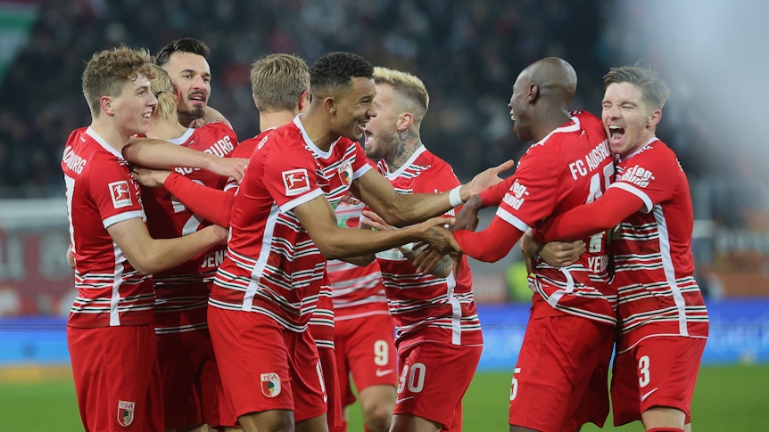 Jubel beim FC Augsburg! Die Fuggerstädter feiern den Siegtreffer im Bundesliga-Spiel gegen Borussia Mönchengladbach am 25. Januar 2023.