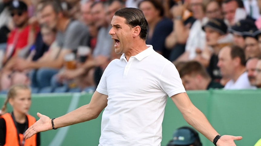 Gerardo Seoane gestikuliert am 11. August 2023 beim Spiel von Borussia Mönchengladbach im DFB-Pokal gegen Bersenbrück.