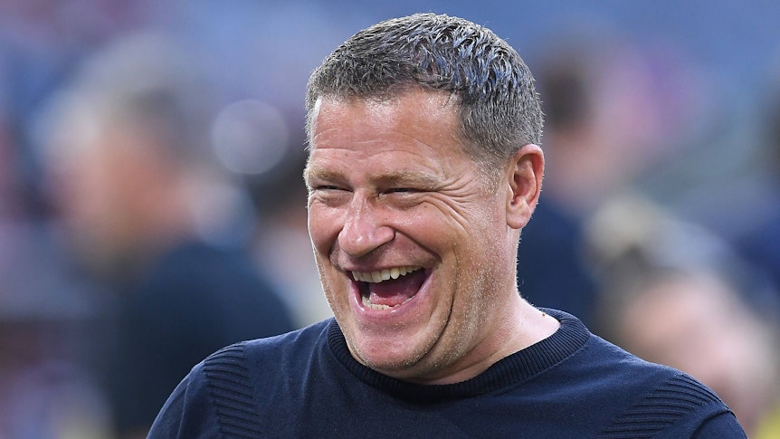 Max Eberl lacht nach dem Supercup-Sieg von RB Leipzig gegen den FC Bayern München am 12. August 2023.